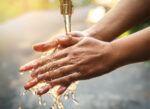 Deutsche Redewendung: „Eine Hand wäscht die andere“