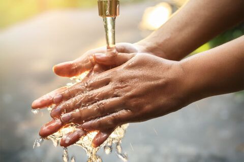 Deutsche Redewendung: „Eine Hand wäscht die andere“